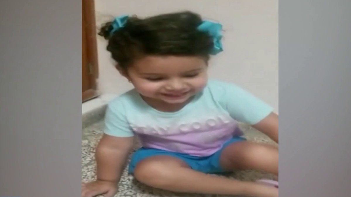 Niña cubana viaja a Miami tras recibir visa humanitaria para tratarse un tumor cerebral