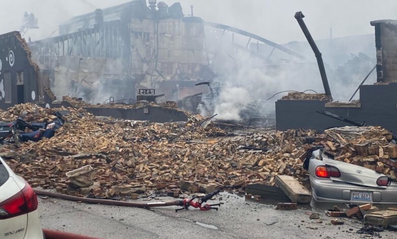 Fuego masivo destruye apartamentos, un gimnasio y la cervecería Twisted Hippo