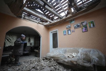 Una residente de Stanytsia Luganska, en la zona del este controlada por Kiev, observa los destrozos en su casa por un bombardeo el 18 de febrero.