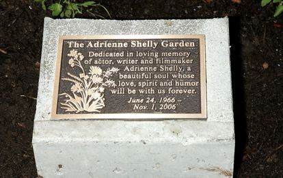Placa conmemorativa en el jardín de Adrienne Shelly, situado en Nueva York en memoria de la actriz. En ella se puede leer: "Dedicado a la memoria de la actriz, escritora y directora Adrienne Shelly, un alma hermosa cuyo amor, espíritu y humor estarán siempre con nosotros".
