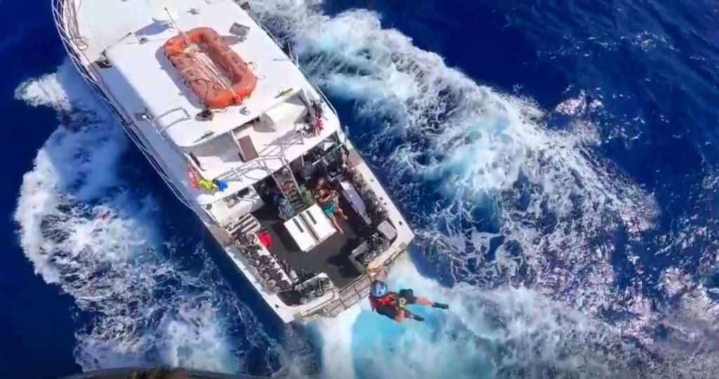 Un hombre que fue mordido por un tirburón es rescatado en helicóptero