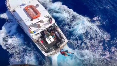 Un hombre que fue mordido por un tirburón es rescatado en helicóptero
