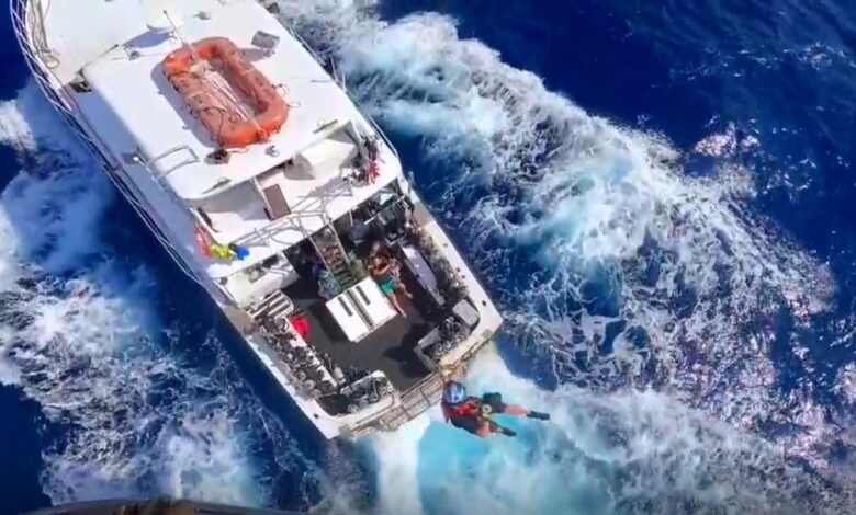 Un hombre que fue mordido por un tirburón es rescatado en helicóptero