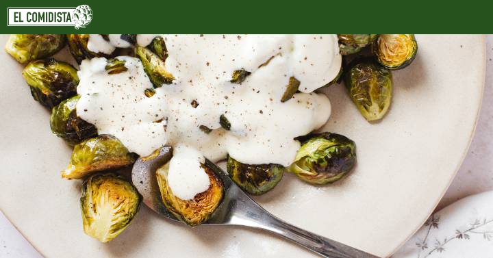 Coles de Bruselas asadas con salsa de cheddar