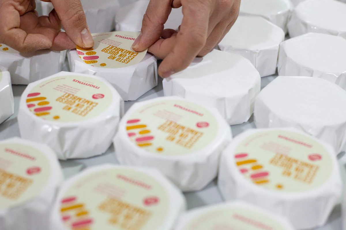 Parece queso, pero no lo es: así se gana dinero con trampantojos para veganos