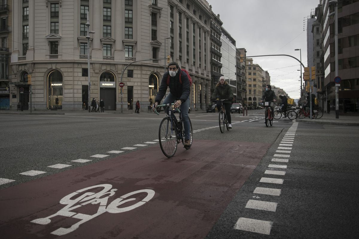 Transportes subvenciona 62 nuevas zonas de bajas emisiones, 650 autobuses eléctricos y 500 kilómetros de carriles bici urbanos