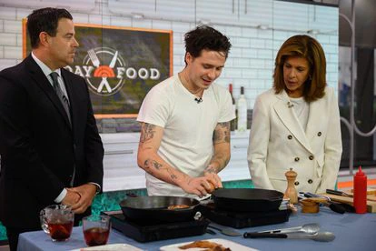 Brooklyn Beckham promocionando su espacio de cocina en un programa de la televisión estadounidense en octubre de 2021.