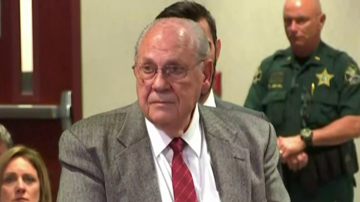 jurado absuelve a expolicía de matar a hombre en sala de cine de Tampa