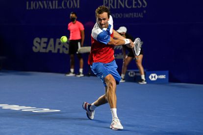 Daniil Medvedev regresa un servicio a Nadal, durante las semifinal del Abierto de Acapulco.