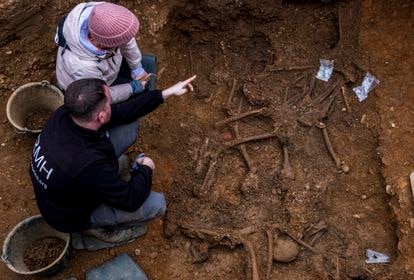 Técnicos de la ARMH trabajan en la fosa de Villadangos del Páramo (León). / JAVIER BAULUZ