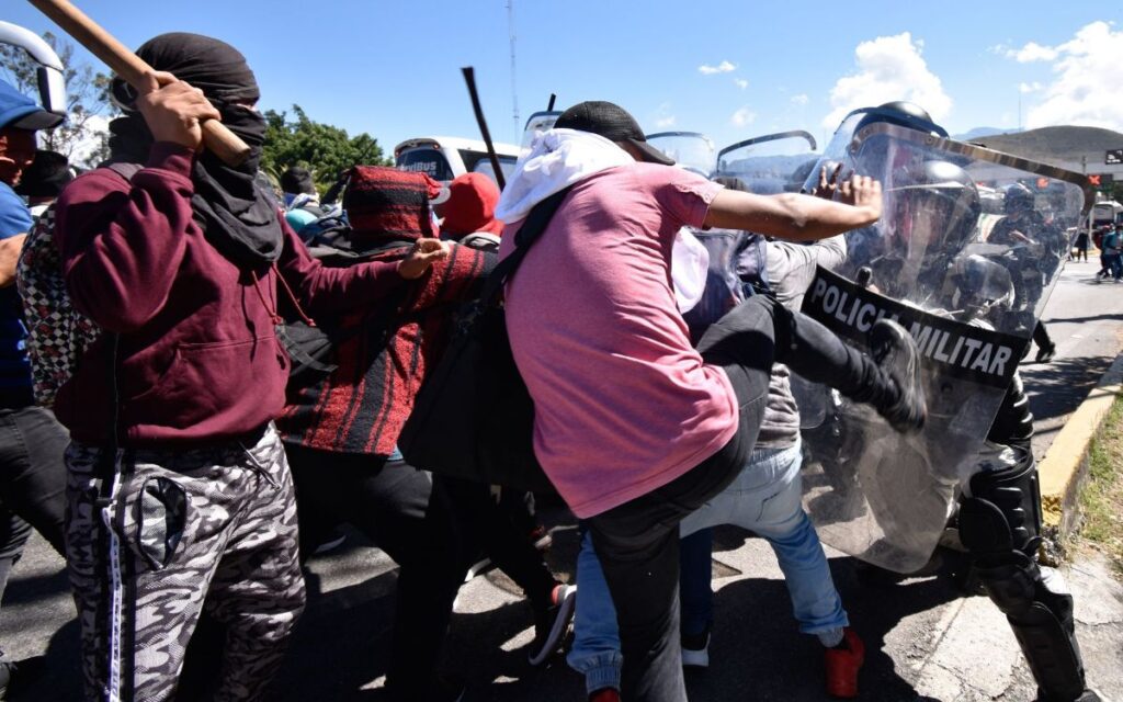AMLO pide ayuda a papás de normalistas de Ayotzinapa para evitar violencia; denuncia infiltrados
