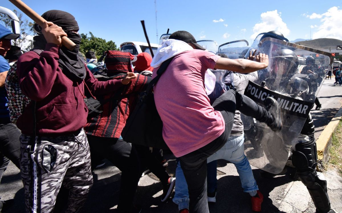 AMLO pide ayuda a papás de normalistas de Ayotzinapa para evitar violencia; denuncia infiltrados