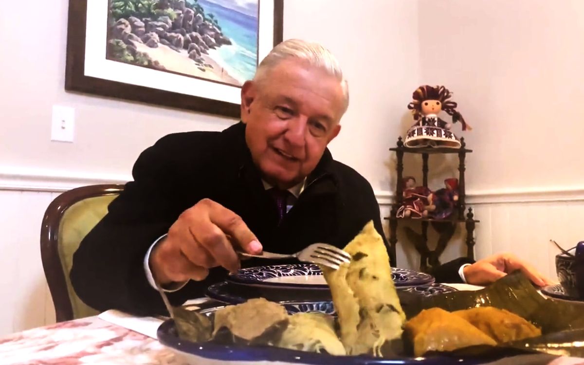 AMLO: ‘El que sacó muñequito que no se haga rosca’ con los tamales | Video