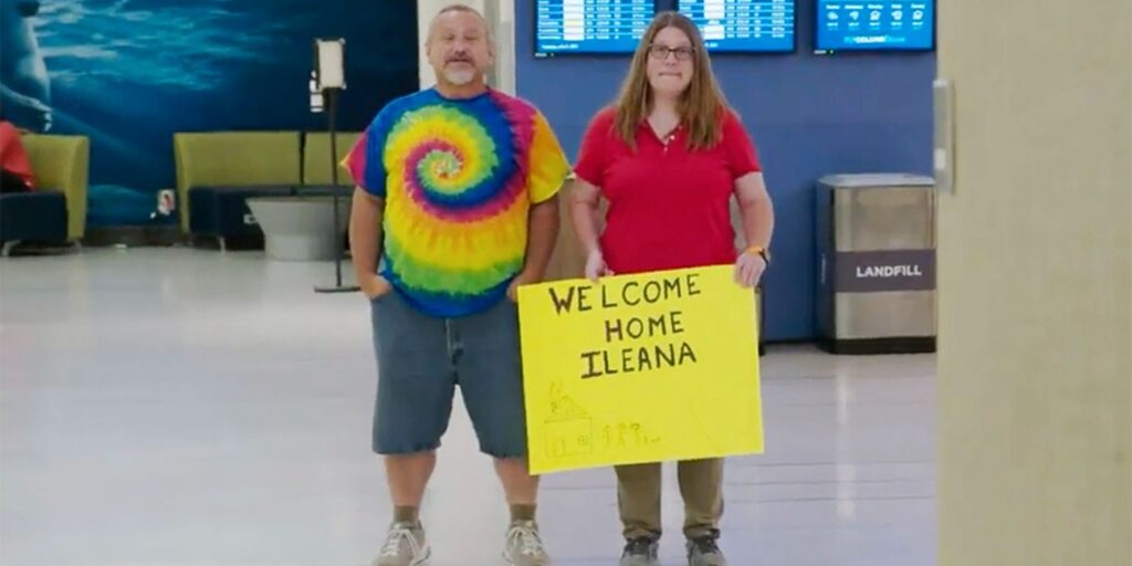 Adultos que adoptan Adultos sacados de A&E antes de que los fanáticos vieran una adopción