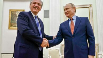 Los presidentes de Rusia, Vladimir Putin, y de Argentina, Alberto Fernández, se estrechan las manos tras un encuentro oficial en Moscú, el 3 de febrero pasado.