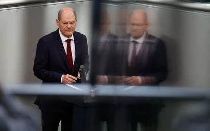 El canciller alemán, Olaf Scholz, durante su discurso en la sesión especial del Parlamento de este domingo.