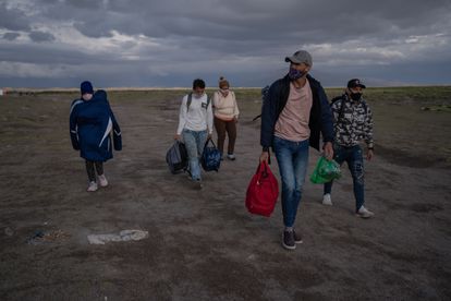 Un grupo de migrantes venezolanos cruzando la frontera entre Chile y Bolivia en la comuna de Colchane al norte de Chile.