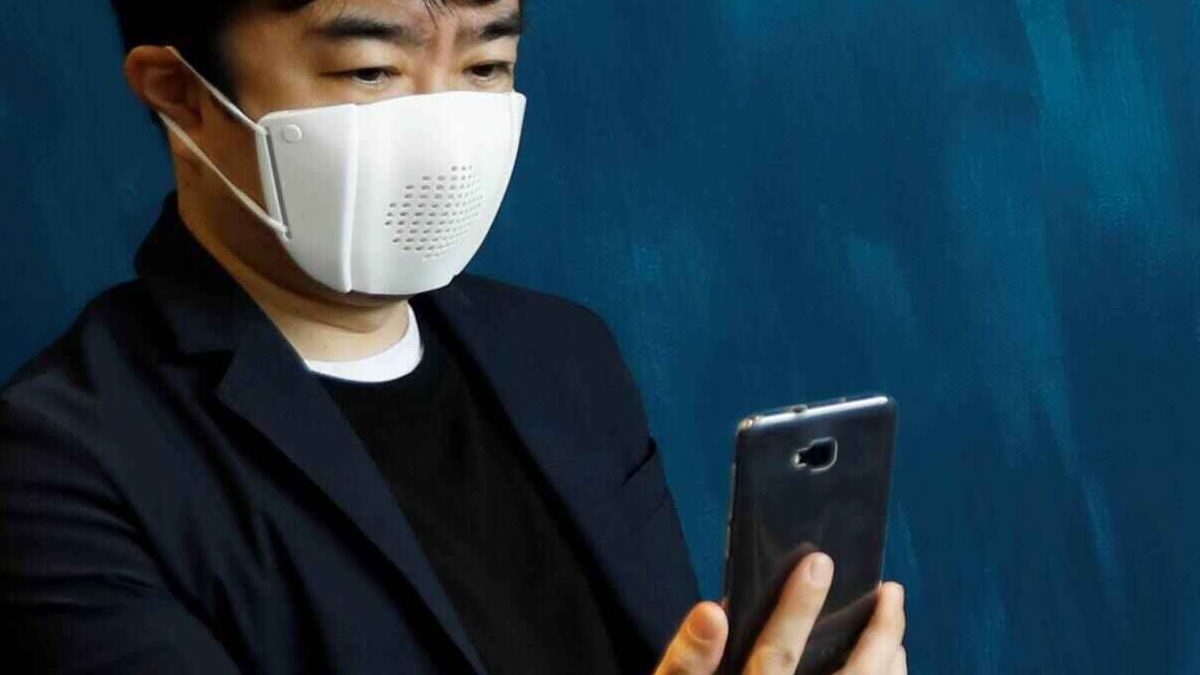Así es la mascarilla japonesa que puede traducir a ocho idiomas