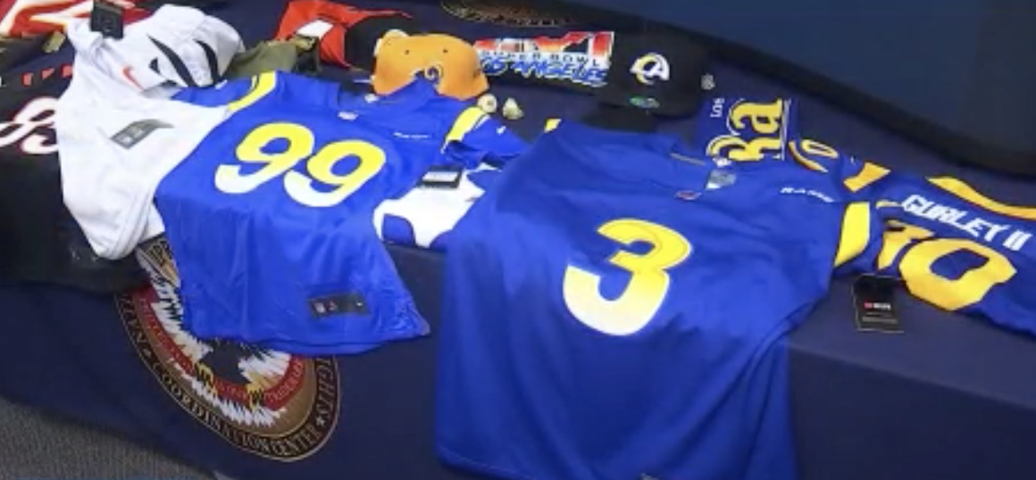 Autoridades advierten sobre los peligros de comprar mercancía falsa de la NFL