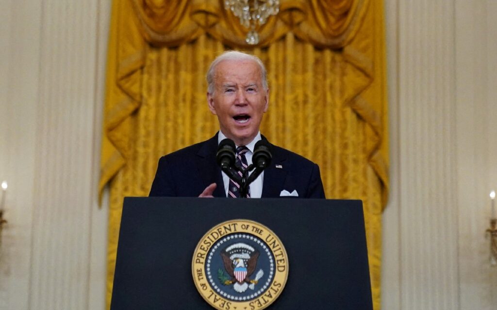Biden va contra bancos rusos ante 'el comienzo de una invasión rusa de Ucrania' | Video