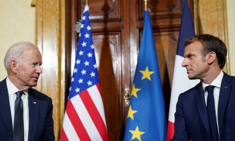 Biden y Macron conversan sobre la acumulación militar rusa en Ucrania