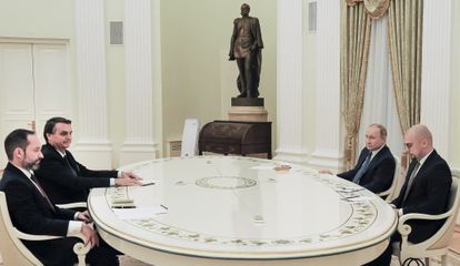 Putin y Bolsonaro, durante su reunión este miércoles en la misma mesa en la que el ruso recibió, aunque con mayor distancia, a sus homólogos de Francia y Alemania.