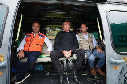 Bolsonaro, este viernes en un helicóptero antes de despegar para sobrevolar la ciudad de Petrópolis.