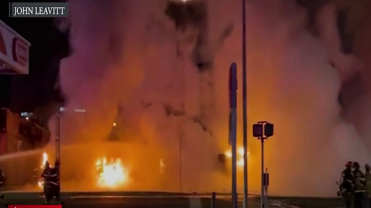 Camión con 9,000 galones de gasolina explota en Long Island