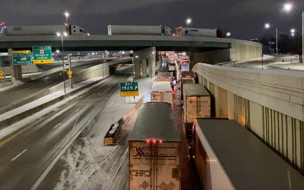 Camioneros bloquean cruce EU-Canadá en protesta contra mandato Covid de Trudeau