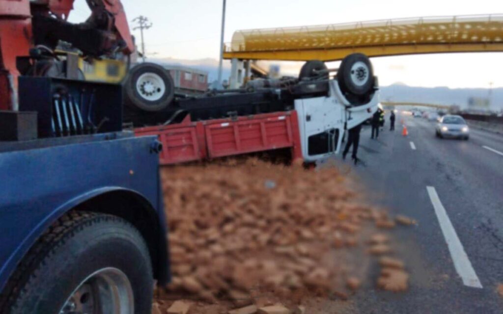 Carambola y volcadura en la México-Puebla provocan largas filas de autos