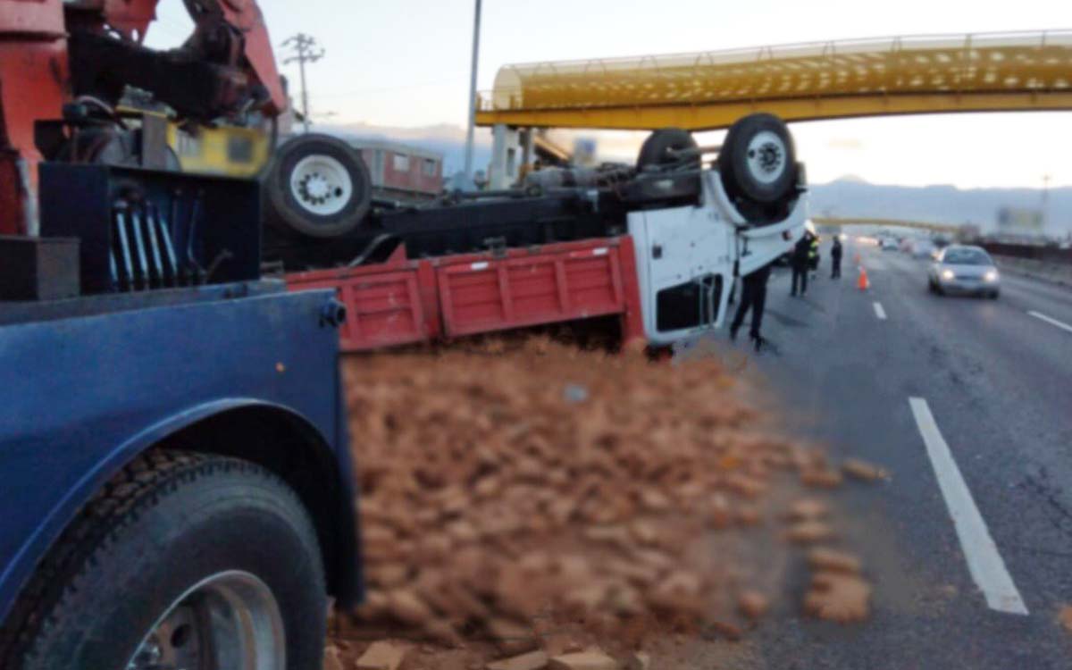 Carambola y volcadura en la México-Puebla provocan largas filas de autos