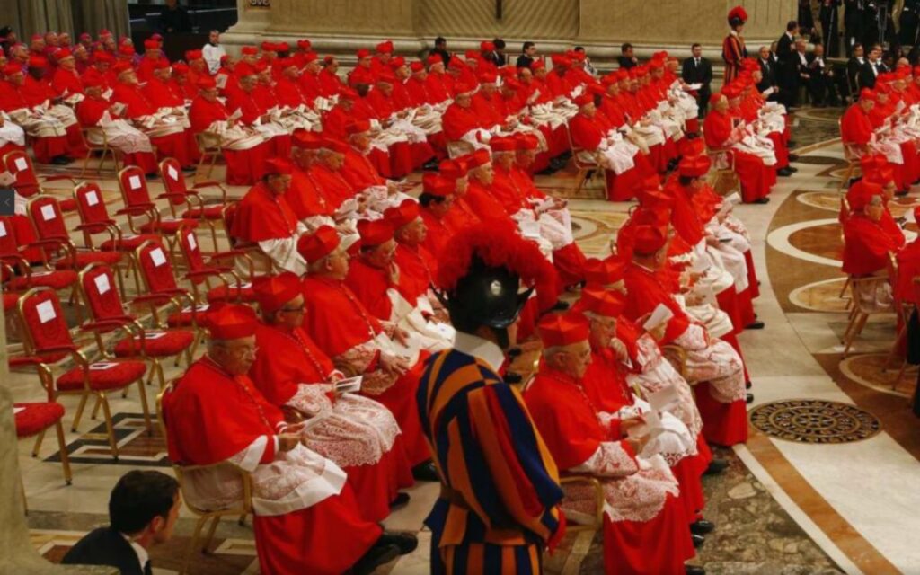 Cardenal pide que se revise la doctrina católica sobre la homosexualidad