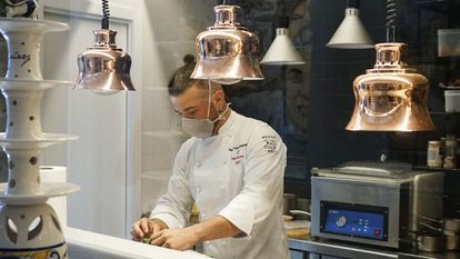 Carlos Maldonado en la cocina de su restaurante.
