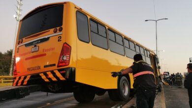 Chocan autobús escolar y dos automóviles en Circuito Interior; no se reportan heridos de gravedad