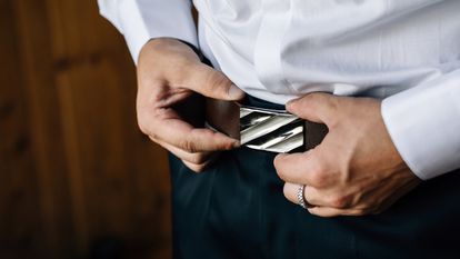 Elegimos el cinturón Bulliant con el que vestir de manera elegante, gracias a su diseño y mecanismo de cierre innovador.