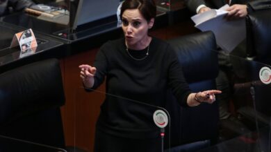 Compara Lilly Téllez popularidad de AMLO con comida chatarra; Morena la tacha de traidora