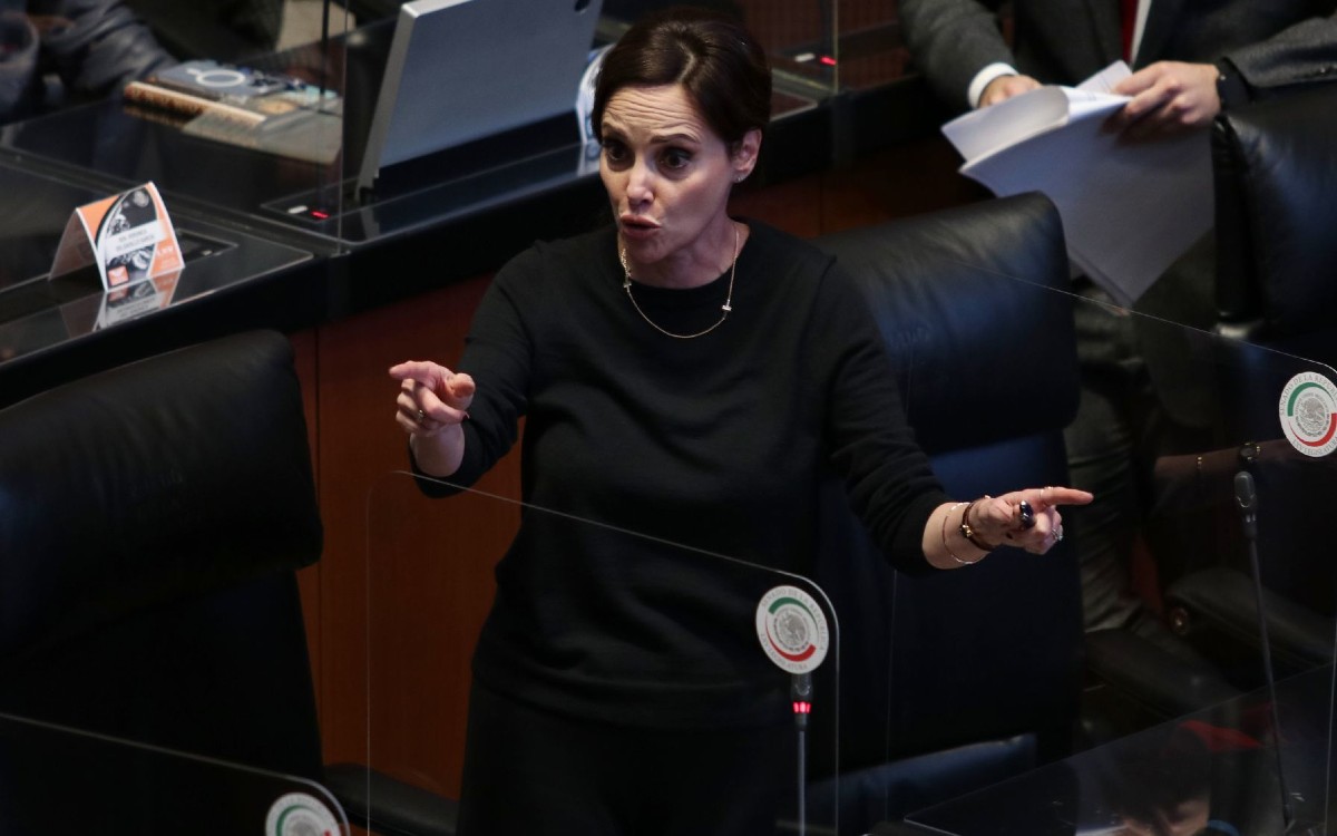 Compara Lilly Téllez popularidad de AMLO con comida chatarra; Morena la tacha de traidora