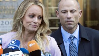 La actriz Stormy Daniels y su abogado,Michael Avenatti, tras una audiencia de 2018 en Nueva York.
