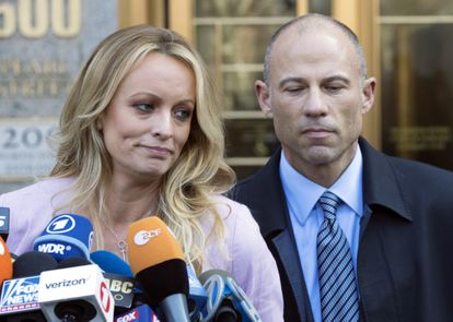 La actriz Stormy Daniels y su abogado,Michael Avenatti, tras una audiencia de 2018 en Nueva York.