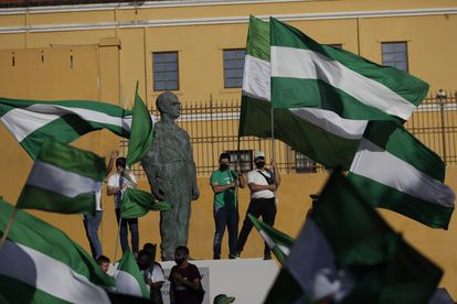 Simpatizantes del expresidente y candidato José María Figueres se reúnen frente a una estatua en honor del padre del candidato, este sábado en San José.