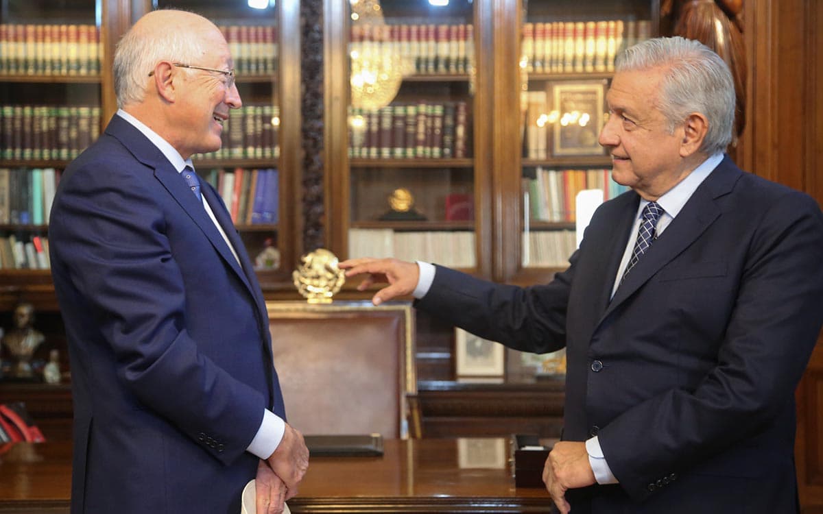 Criticas a Ken Salazar por respaldar reforma eléctrica de AMLO; articulista de WSJ pide su salida