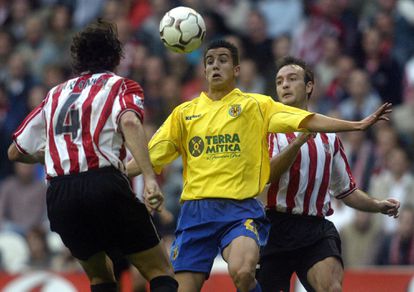 Xisco Nadal, en el centro de la imagen, durante un partido contra el Athletic Club en 2003.
