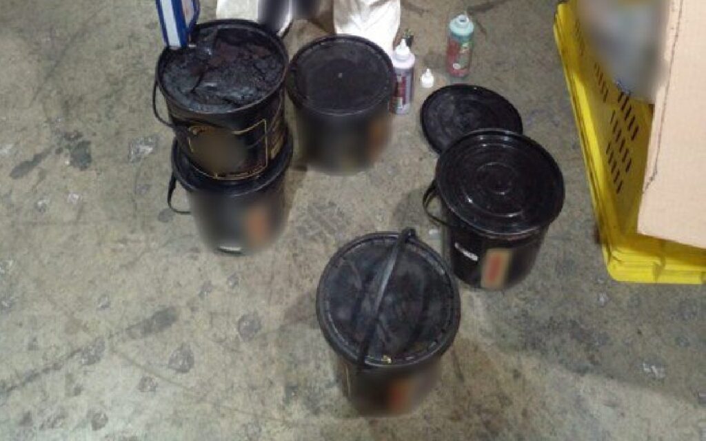 Decomisan en AICM 22 kilos de cocaína ocultos en cubetas y botellas