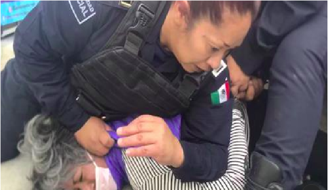 Denuncian a policías por abuso de autoridad, detienen violentamente a mujer de la tercera edad