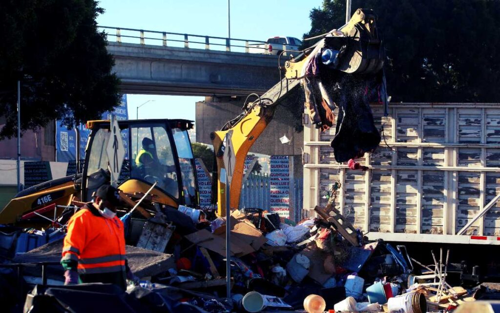 Desmantelan campamento migrante en Tijuana