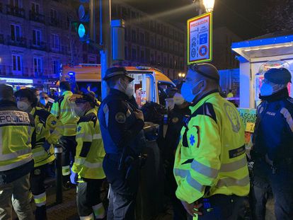 Sanitarios del Samur y policías, anoche en la calle de Atocha donde murió el menor de 15 años. / AYUNTAMIENTO DE MADRID