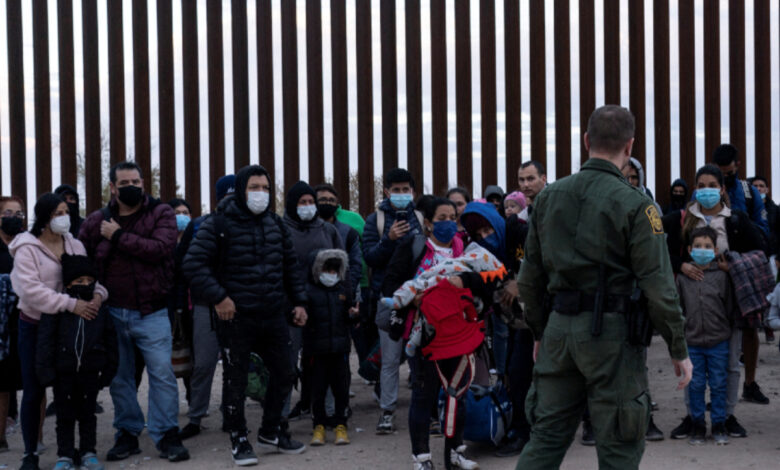 EU: Probará empresa privada un programa de arresto domiciliario para migrantes