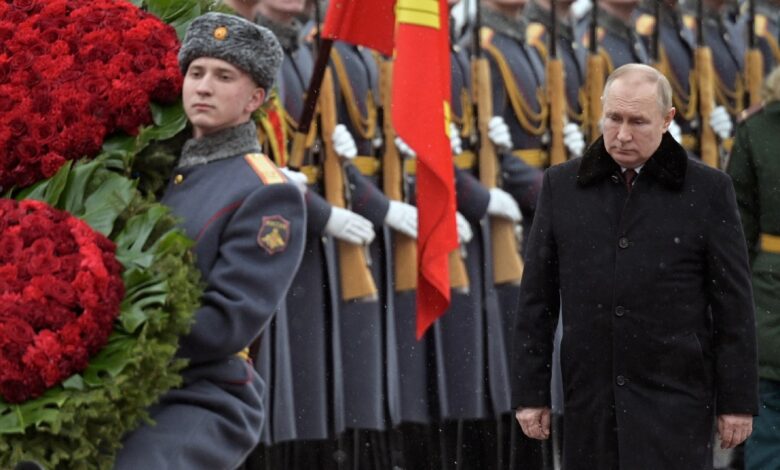 EU y sus aliados revelan más sanciones a Rusia; mantienen las armas pesadas en reserva