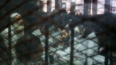 Unos acusados encerrados en una jaula de hierro, durante un juicio en un tribunal de El Cairo, en enero de 2018.