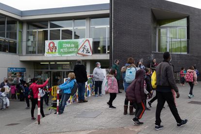 Familias de la escuela Turó del Drac, de Canet de Mar, afectado por una sentencia del 25% de castellano.